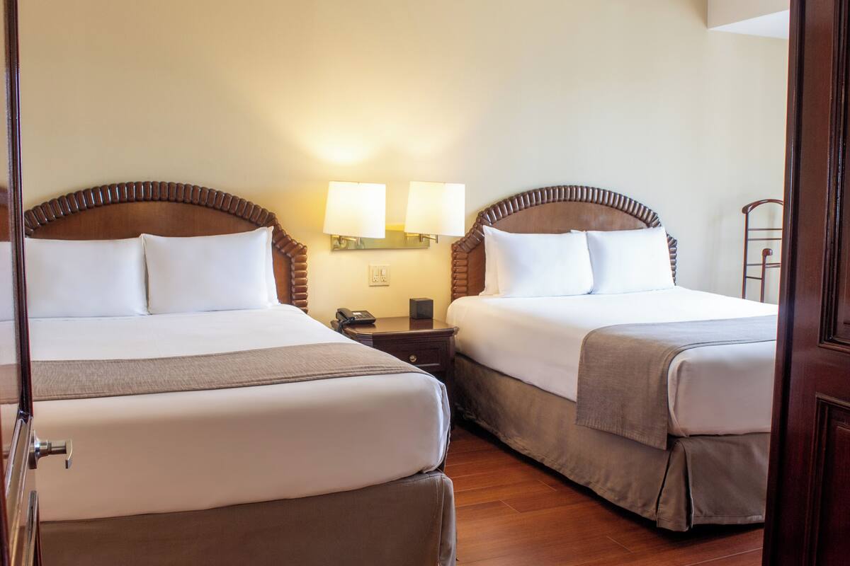 Suite, 2 camas de matrimonio, no fumadores (Upgrade) | 1 dormitorio, colchones con acolchado adicional, caja fuerte