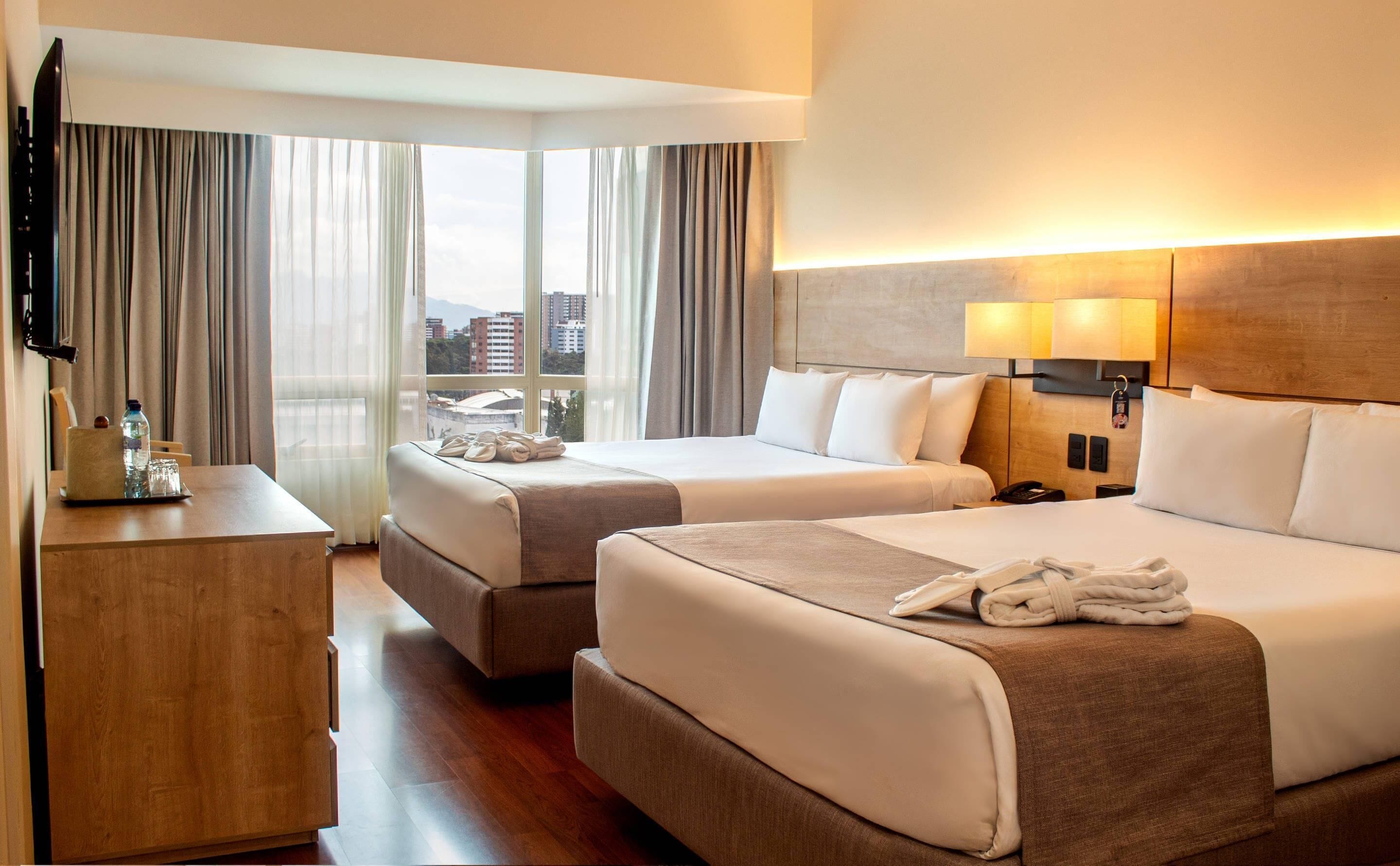 Executive Suite, 2 Queen Beds | 1 Schlafzimmer, Pillowtop-Betten, Zimmersafe, Schreibtisch