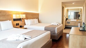Executive Suite, 2 Queen Beds | 1 slaapkamer, pillowtop-bedden, een kluis op de kamer, een bureau