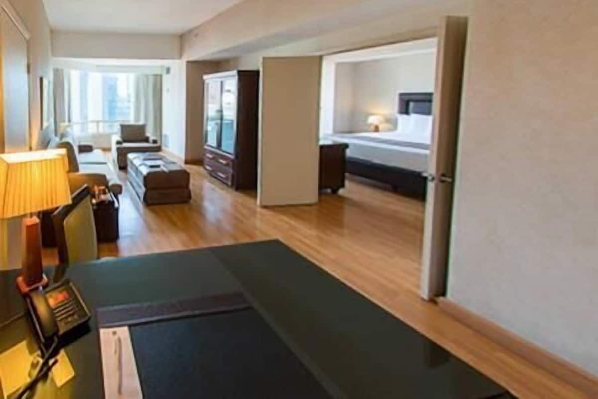 Suite Deluxe, 1 letto king, non fumatori | 1 camera, materassi a doppio strato, una cassaforte in camera