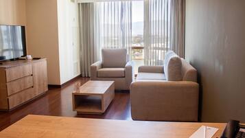 Suite, 1 King Bed, Non Smoking (Upgrade) | 1 bedroom, pillowtop beds, in-room safe, desk
