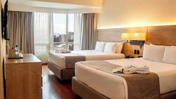 Executive Suite, 2 Queen Beds | 1 slaapkamer, pillowtop-bedden, een kluis op de kamer, een bureau