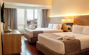 Executive Suite, 2 Queen Beds | 1 Schlafzimmer, Pillowtop-Betten, Zimmersafe, Schreibtisch