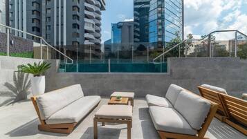 Serves lunch, dinner, and happy hour