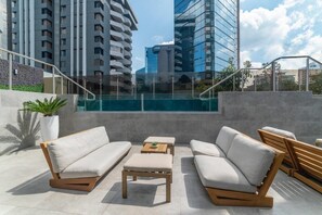 屋外プール、営業時間 10:00 ～ 18:00、プール パラソル、サンラウンジャー