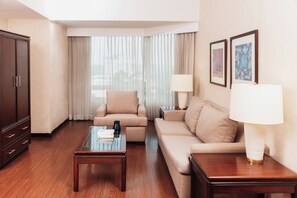 Premium suite, 1 kingsize bed met slaapbank | Woonruimte | Een 42-inch smart-tv met kabelzenders en een kantoor
