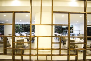 Petit déjeuner, déjeuner et dîner servis sur place, vue sur le jardin