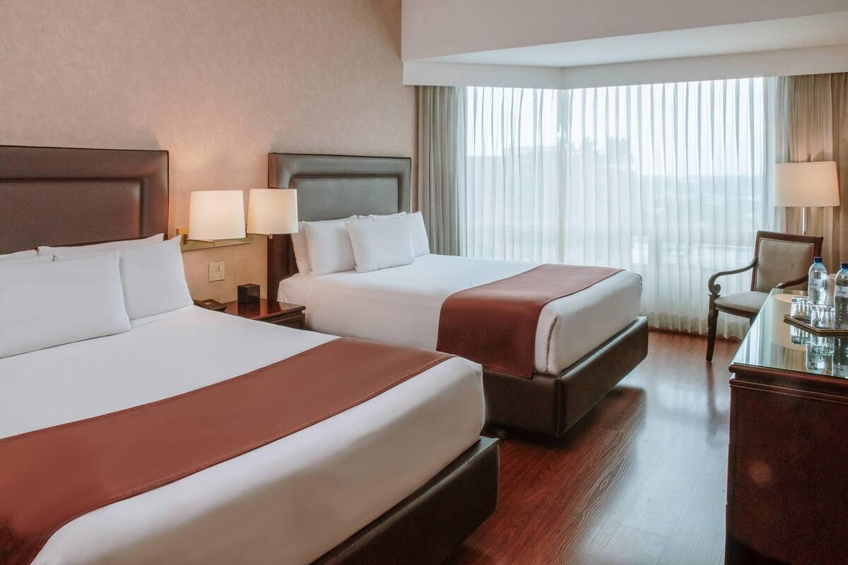ห้องสวีท, หลายเตียง | 1 ห้องนอน, เตียงพร้อมฟูกเสริมที่นอน, ตู้นิรภัยในห้องพัก, โต๊ะทำงาน