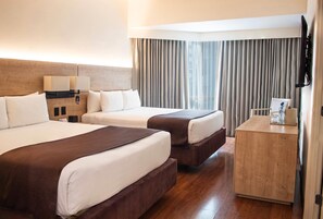 Suíte, várias camas, para não fumantes (Upgrade) | 1 quarto, camas com colchões pillow-top, cofres nos quartos