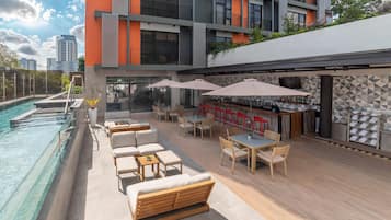 Serves lunch, dinner, and happy hour