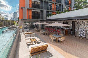 Serves lunch, dinner, and happy hour - Clarion Suites Guatemala City (Guatemala City)