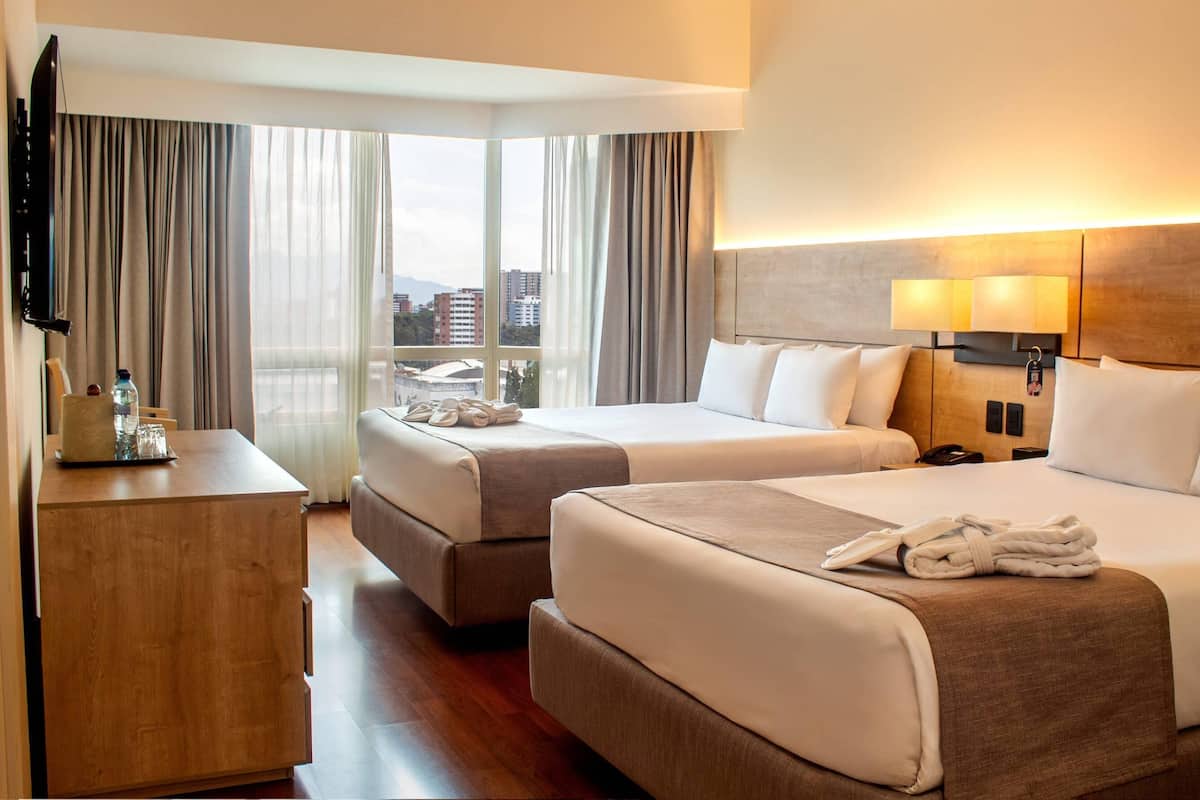 ห้องเอ็กเซกคิวทีฟสวีท, เตียงควีนไซส์ 2 เตียง (with Sofa Bed) | 1 ห้องนอน, เตียงพร้อมฟูกเสริมที่นอน, ตู้นิรภัยในห้องพัก, โต๊ะทำงาน