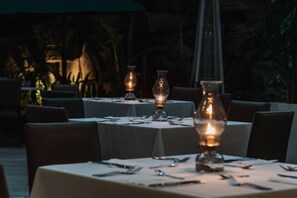 供应早餐、午餐和晚餐,国际美食,花园景观