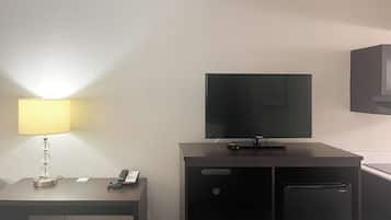 Escritorio, tabla de planchar con plancha, wifi gratis y ropa de cama