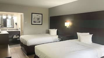 Escritorio, tabla de planchar con plancha, wifi gratis y ropa de cama