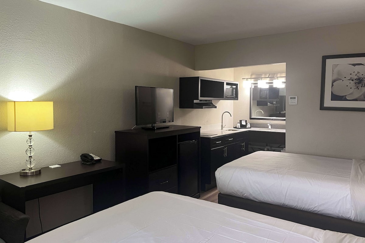 Fridge, microwave, coffee/tea maker