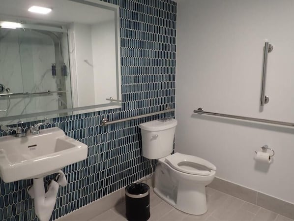 Bañera con ducha, artículos de tocador gratuitos, secador de pelo
