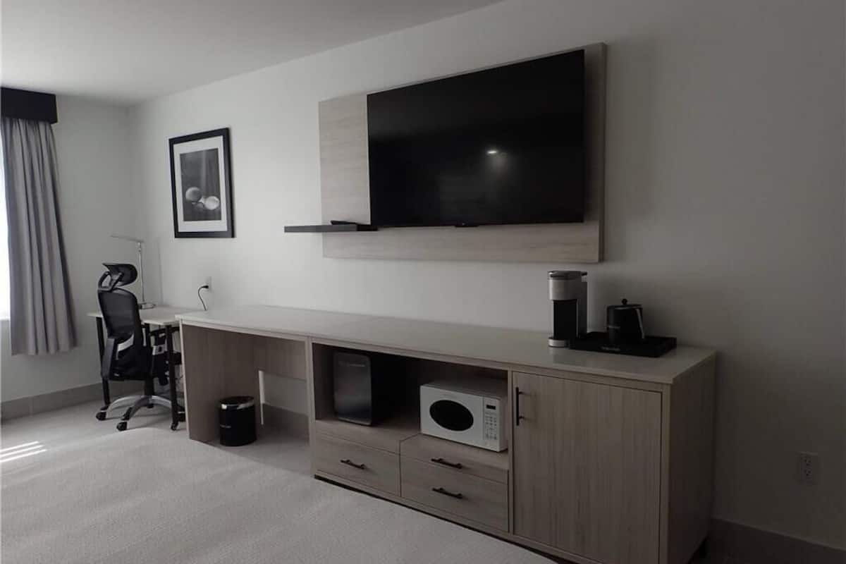 Escritorio, espacio para trabajar con laptop y cortinas blackout