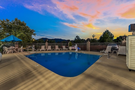 Una piscina al aire libre de temporada
