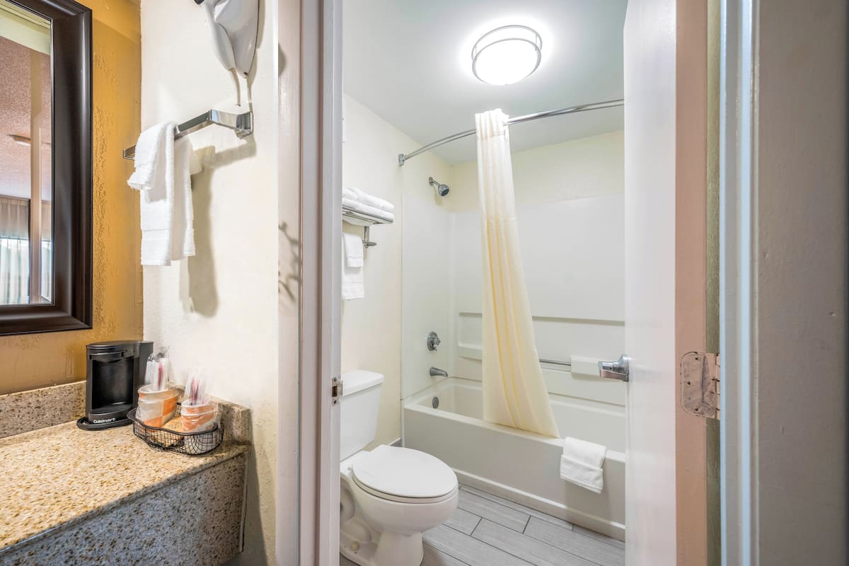 Articles de toilette gratuits, sèche-cheveux, serviettes fournies