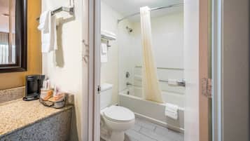 Un baño con inodoro, lavabo y ducha.