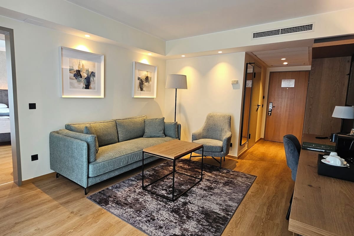 Premium bedding, pillow-top beds, minibar, in-room safe