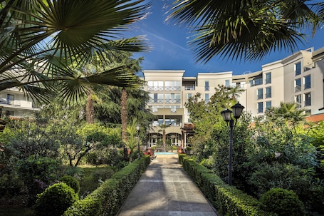 Jardín. Rogner Hotel Tirana