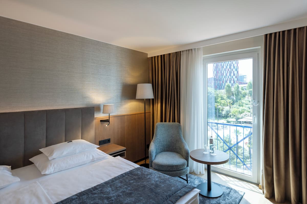 1 bedroom, premium bedding, pillow-top beds, minibar