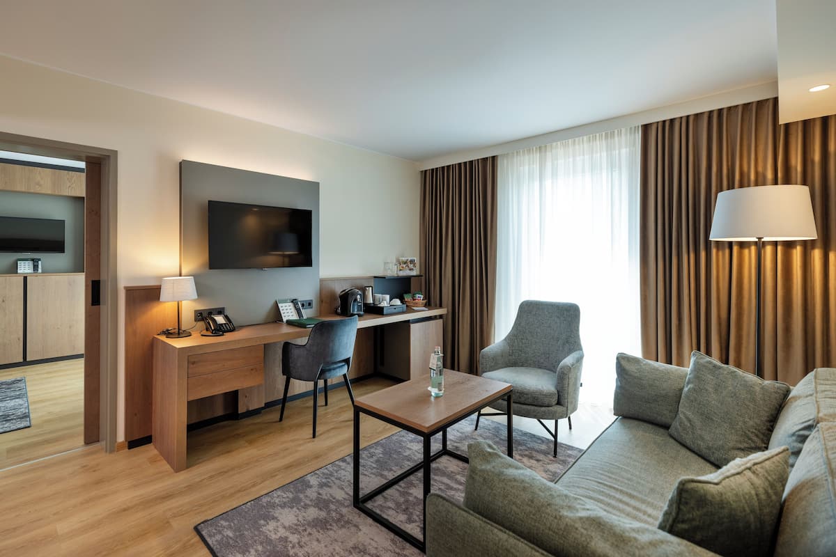 Premium bedding, pillowtop beds, minibar, in-room safe