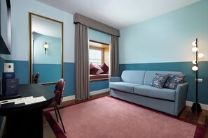 Suite, 1 Bedroom (Living Area) | Room amenity