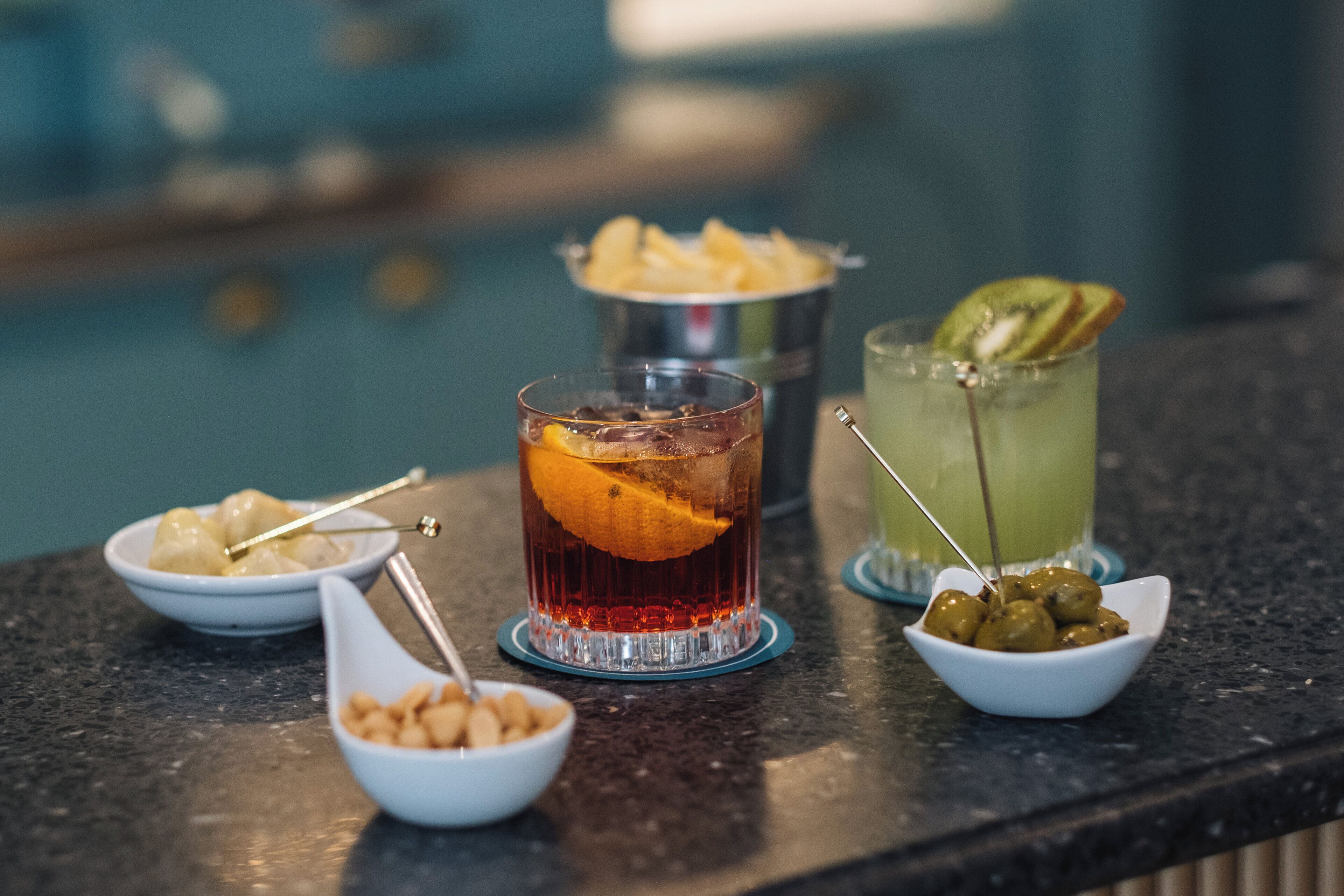 Zona de bar con diversas bebidas y aperitivos.