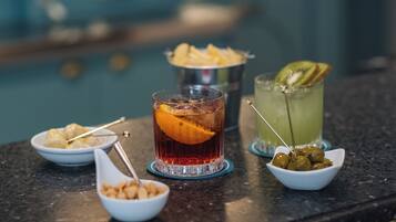 Zona de bar con diversas bebidas y aperitivos.