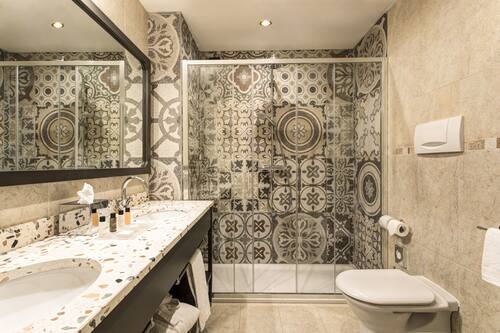 Suíte, 1 quarto (Living Area) | Banheiro | Chuveiro, produtos de toalete de grife, secador de cabelo, bidê