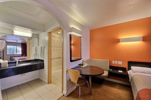 Motel 6 Edinburg, TX