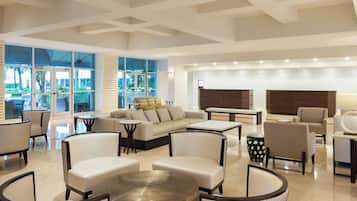 Serviert Frühstück, Mittagessen und Abendessen