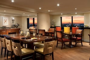 提供早餐、午餐和晚餐