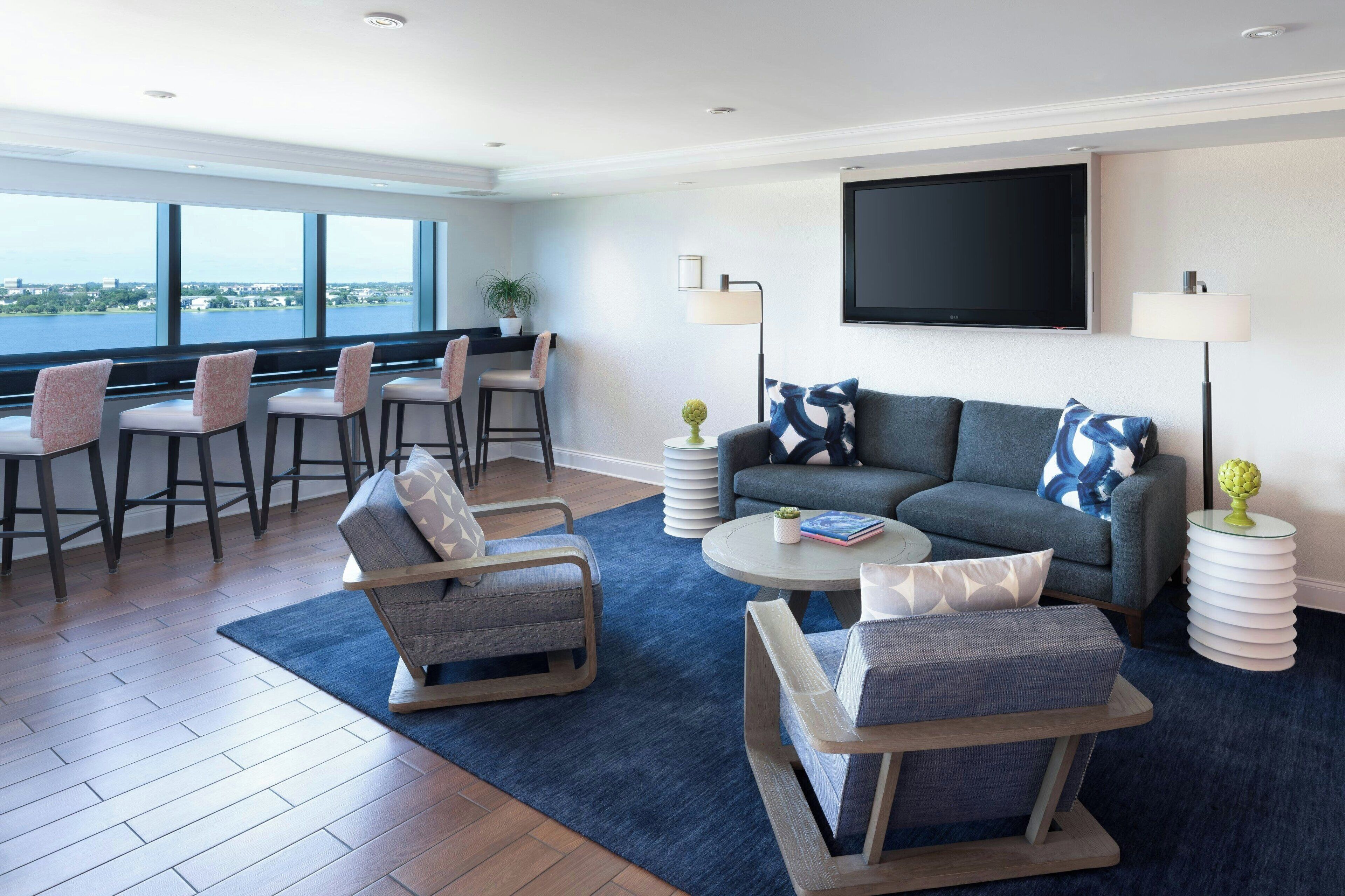 Serves breakfast, lunch, and dinner