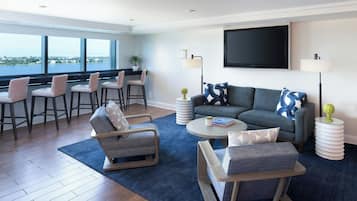 Serves breakfast, lunch, and dinner