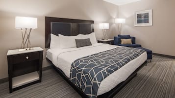 Ropa de cama hipoalergénica, muebles diferentes y escritorio