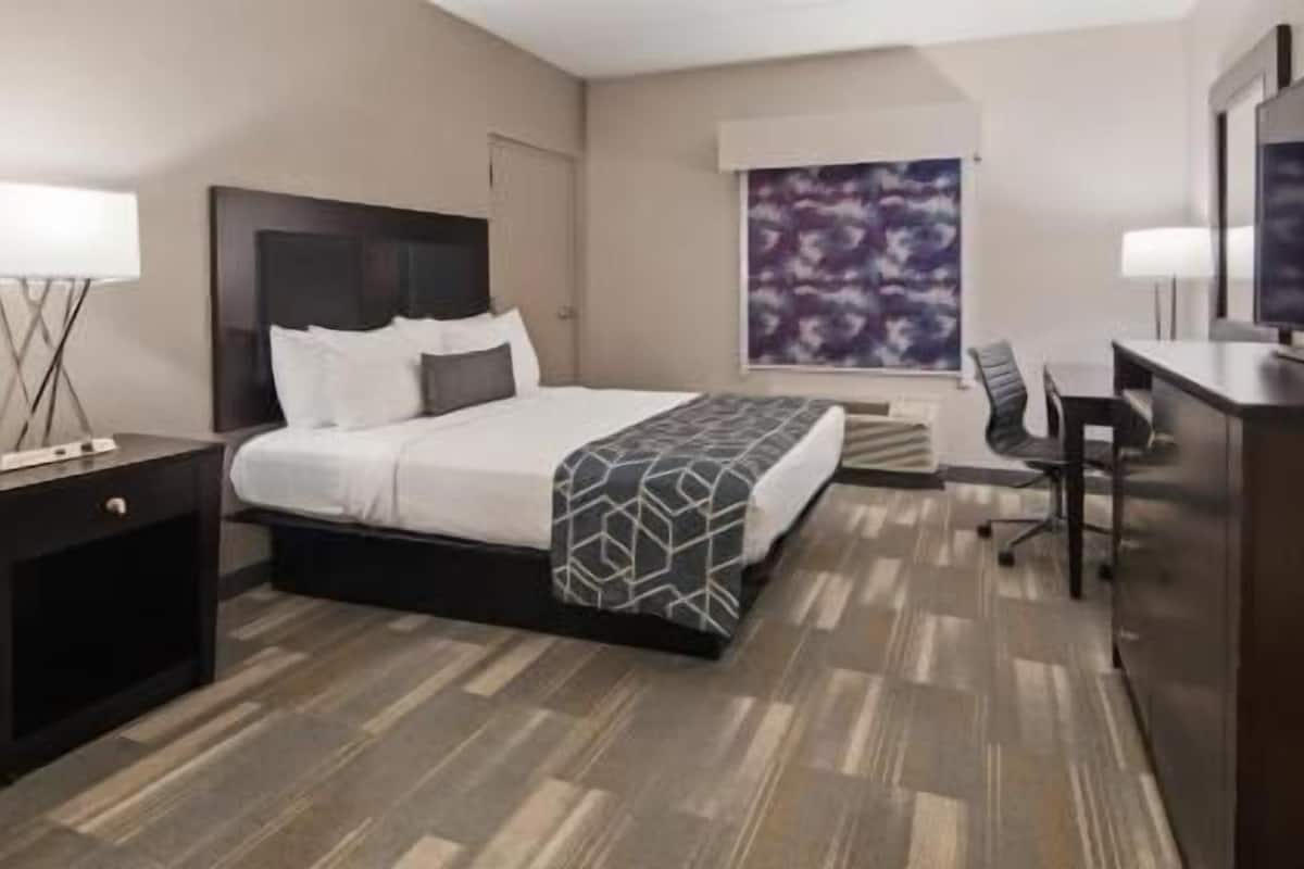 Ropa de cama hipoalergénica, muebles diferentes y escritorio