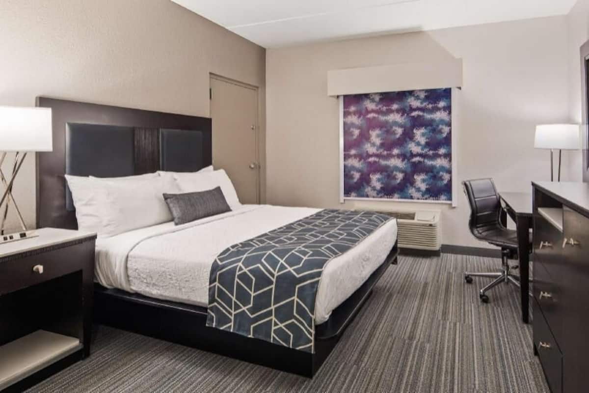 Ropa de cama hipoalergénica, muebles diferentes y escritorio