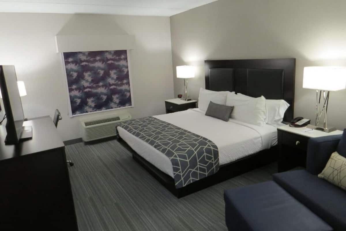 Ropa de cama hipoalergénica, muebles diferentes y escritorio