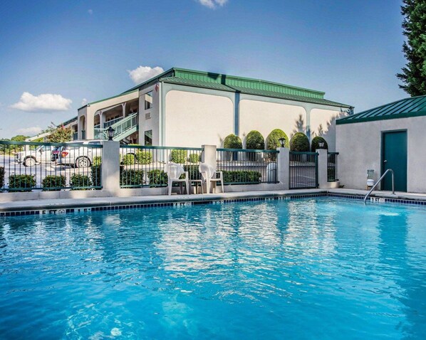 Una piscina al aire libre de temporada