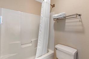 Habitación estándar, 1 cama King size, para no fumadores | Tabla de planchar con plancha, wifi gratis y ropa de cama