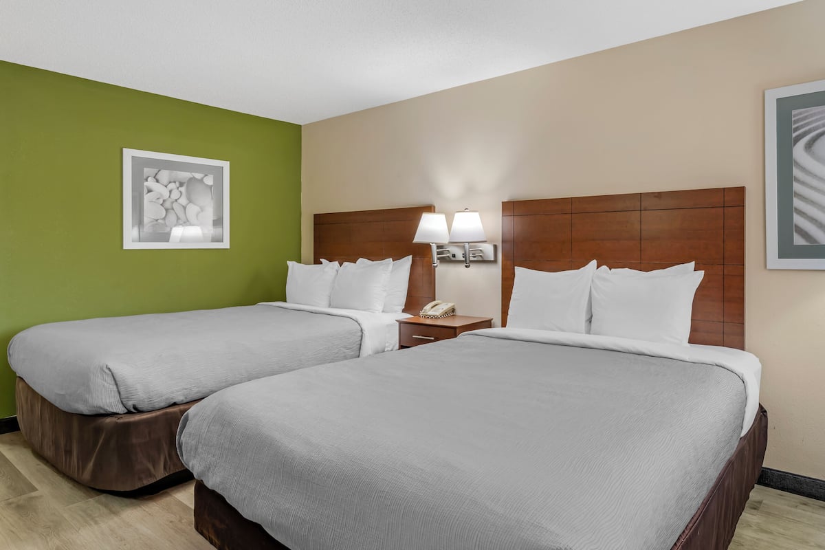 Habitación, 2 camas Queen size, con acceso para personas discapacitadas, para no fumadores | Tabla de planchar con plancha, wifi gratis y ropa de cama