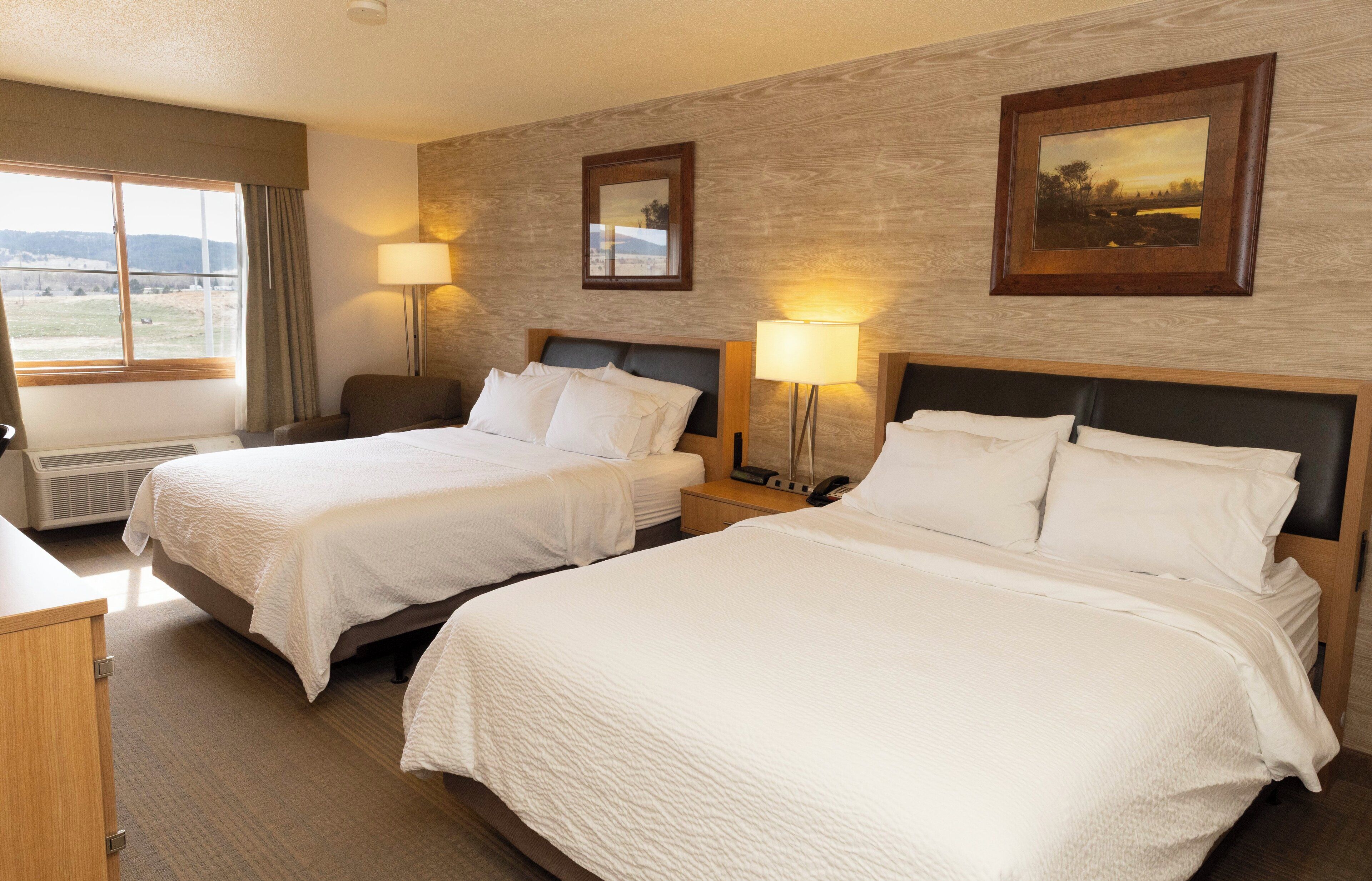 Caja fuerte, escritorio, tabla de planchar con plancha y cunas gratuitas