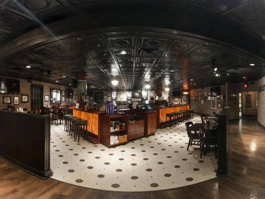 Petit déjeuner, déjeuner et dîner servis sur place