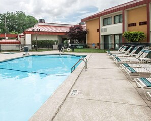 Seasonal outdoor pool - Quality Inn & Suites Kansas City I-435N Near Sports Complex (Kansas City)