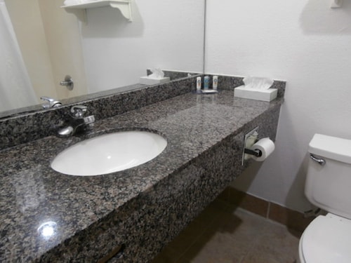 Quality Inn & Suites Kansas City I-435N Near Sports Complex