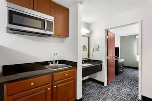 Suite, Non Smoking (1 King Bedroom) | Desk, iron/ironing board, free cots/infant beds, rollaway beds - Quality Inn & Suites Niles (Niles)